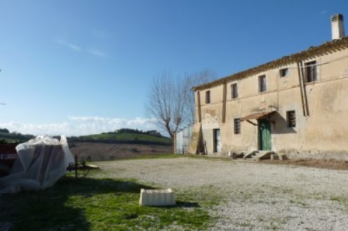 Situato nel Comune di Ancona su una collina dominante da cui si pu? vedere il mare