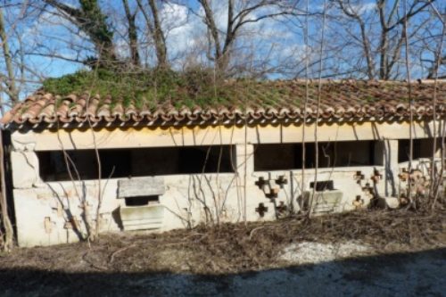 Presente una rimessa ed una porcilaia per 100mq.