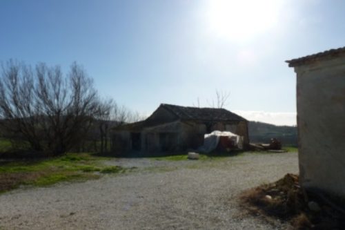 composta da un corpo principale di 430mq. ripartiti su due piani, porticato esterno con forno
