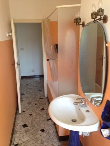Bagno con vasca e doccia